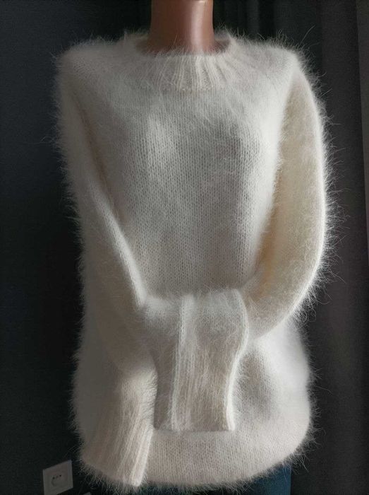 бял плетен пуловер от ангора заек