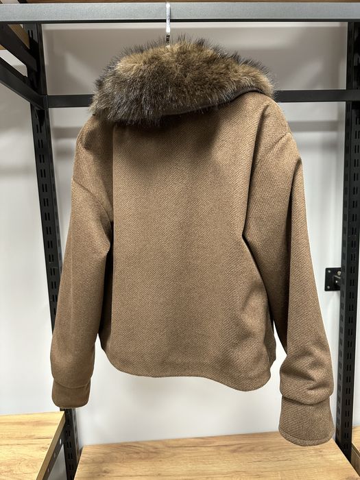 Късо палто с пухена яка два цвята