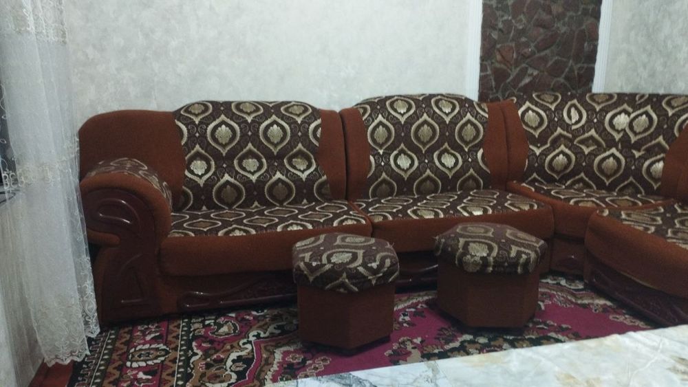 Уголок диван сотилади