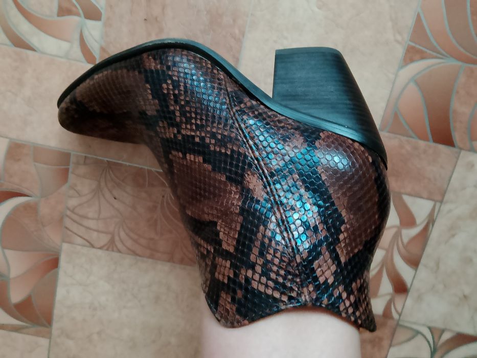 Продам ботинки осенние. Новые. Очень красивые. Удобные. Не подошел раз