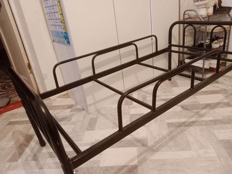железная  детская  кровать , без матраса