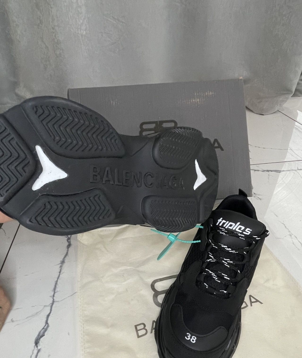 Налични дамски сникърси Balenciaga Triple S