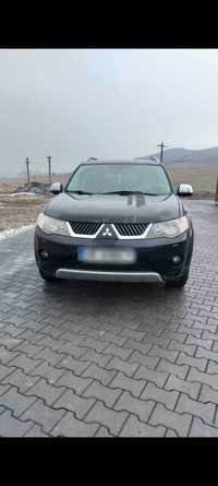 Mitsubishi outlander,  an fabricat în 2007. 140 de cai, 4x4, 7 locuri