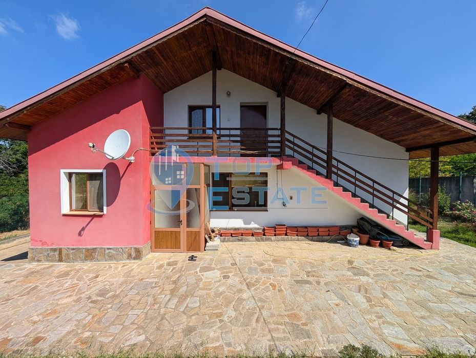 Масивна двуетажна къща в село Караисен