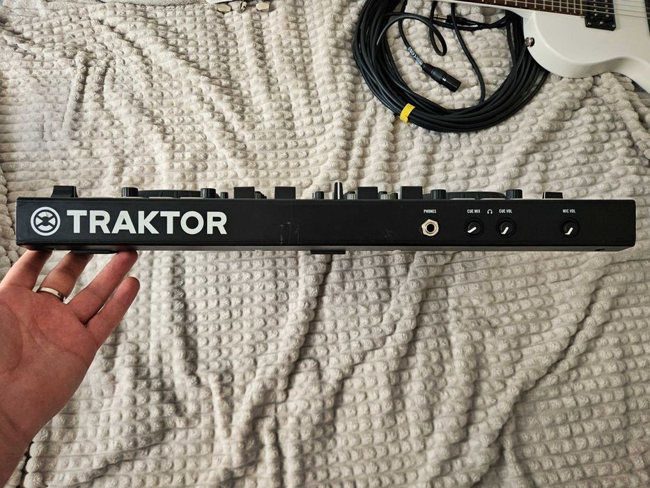 Traktor S4 Mk2 Native Instruments Consola Dj (pentru piese, defect)