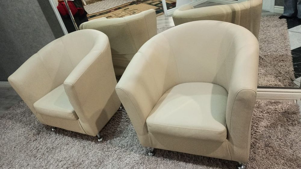 Кресло кожаное бежевое