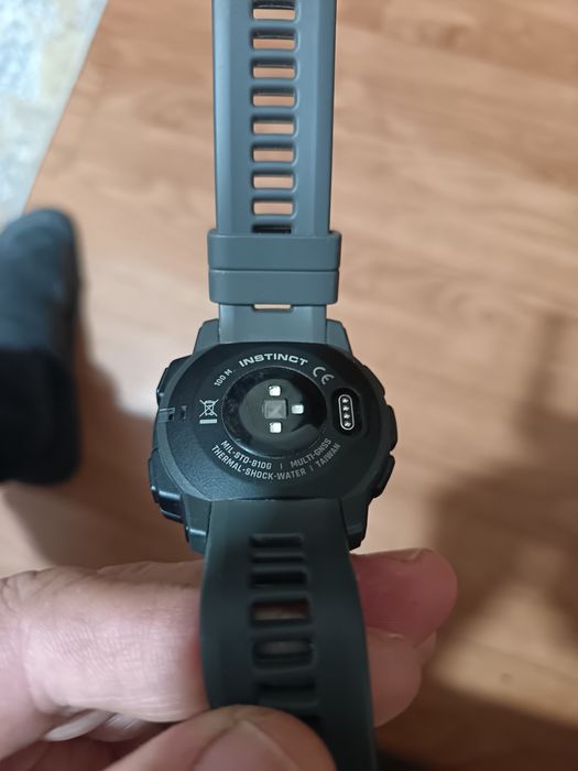 Часы Garmin instinct
