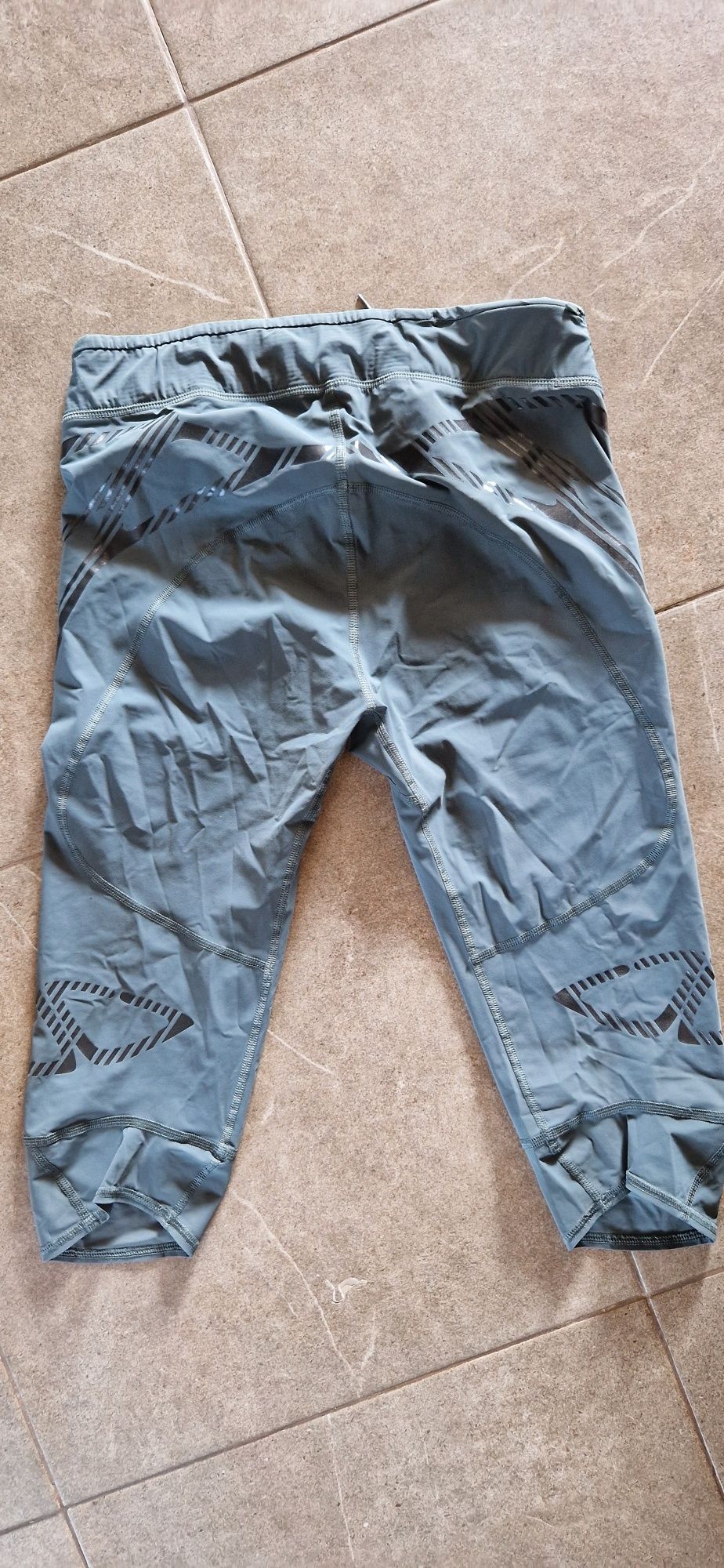 Спортен 3/4 клин на Adidas и черни къси панталонки Guess