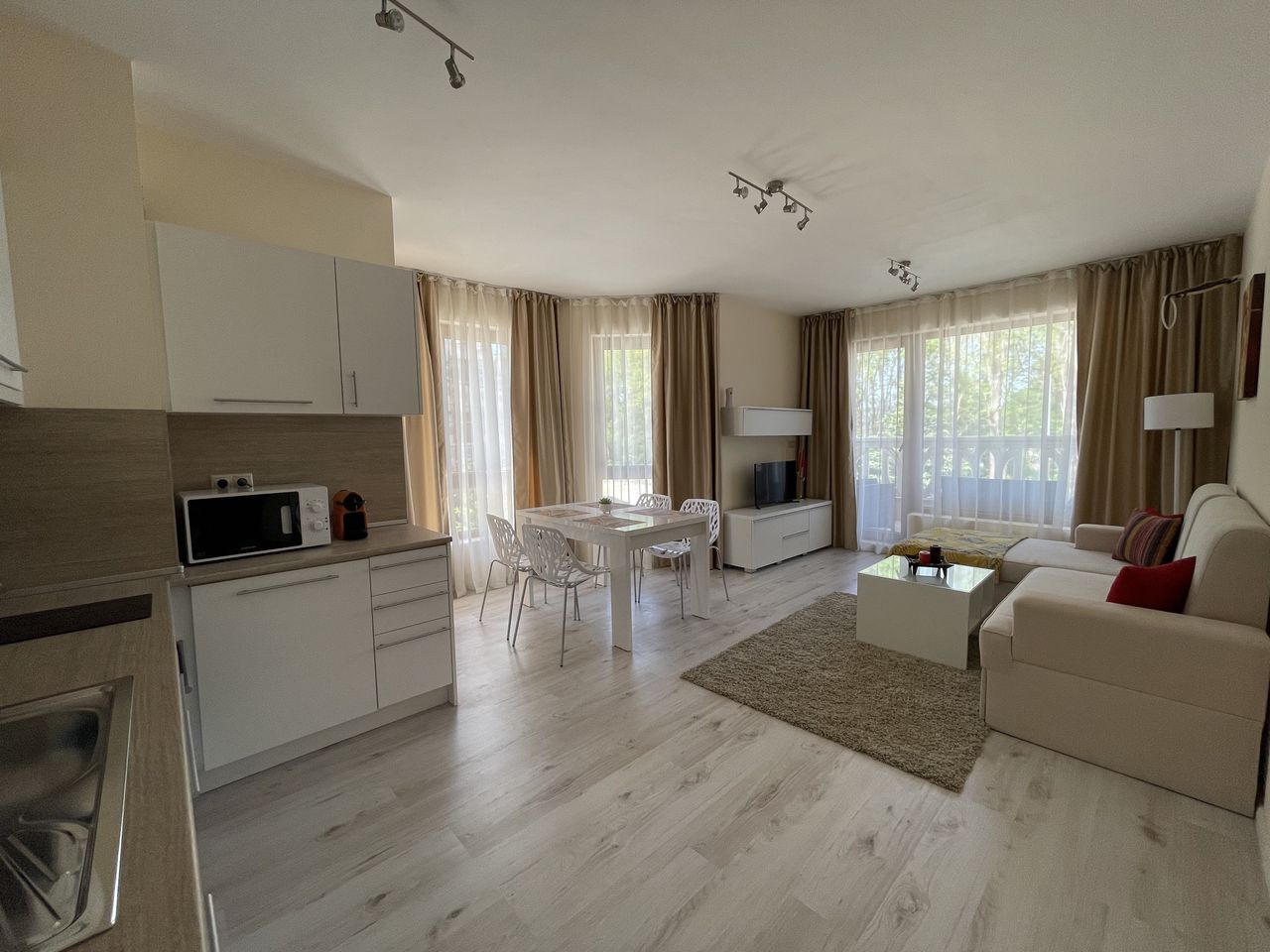 Дава се под наем Двустаен апартамент в Варна, Аспарухово - 70 кв.м за 600 € - Снимка #1