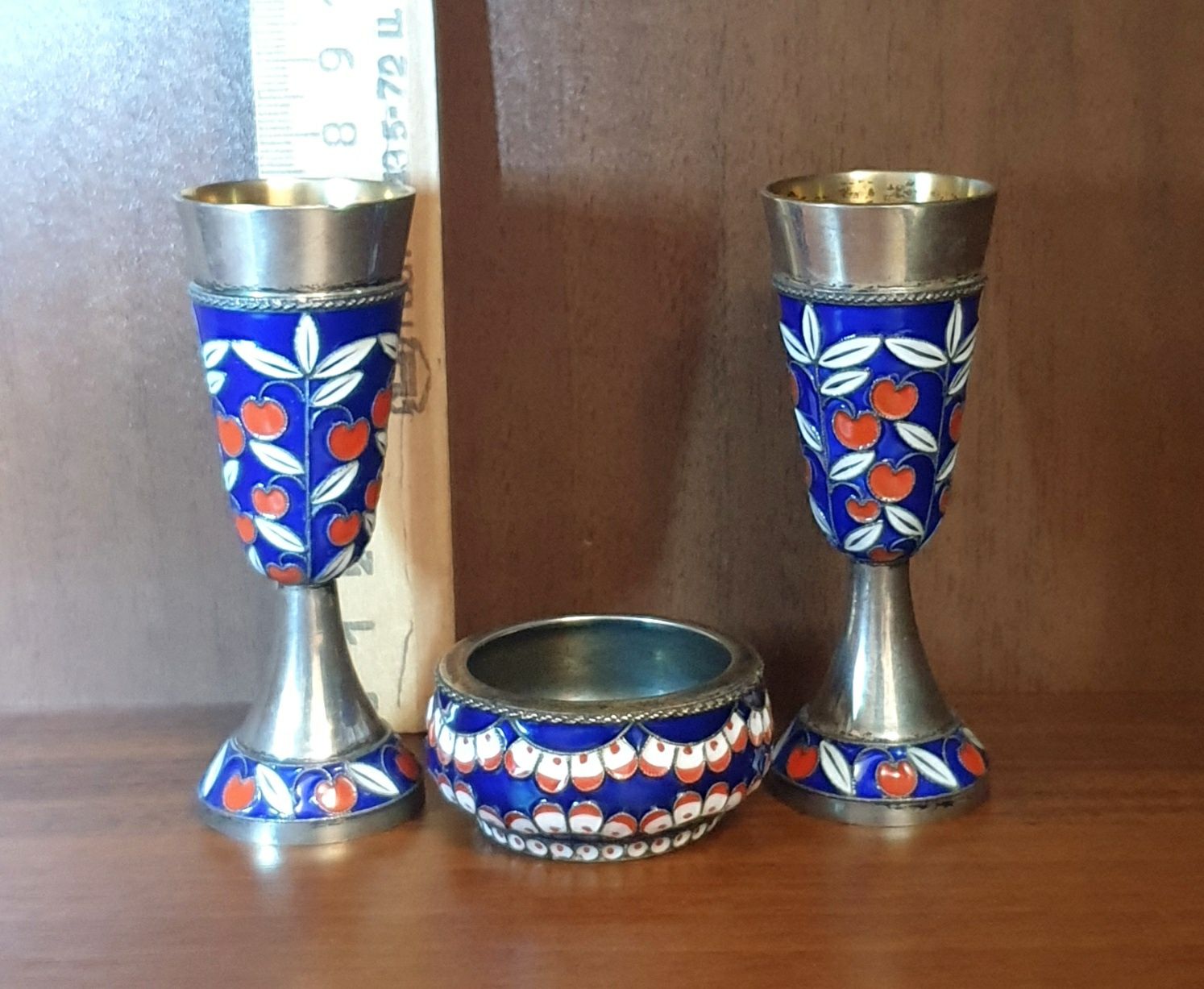 Рюмки, солонка, ножи