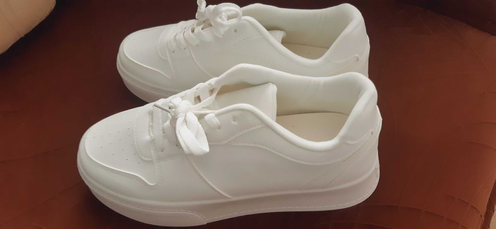 Vand adidasi si blugi noi, ambele produse 200 lei.