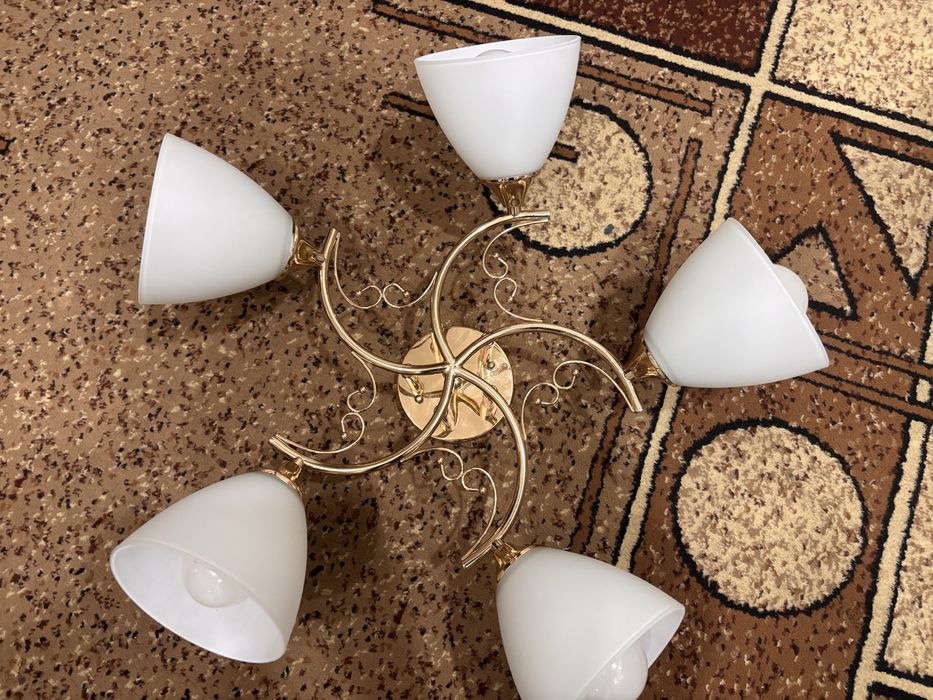 Продам люстру в гостинную. 5 рожков.