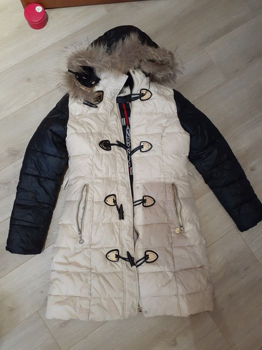 Продаю осеннюю и зимнюю куртку,безрукавку на девочку 11-13 лет