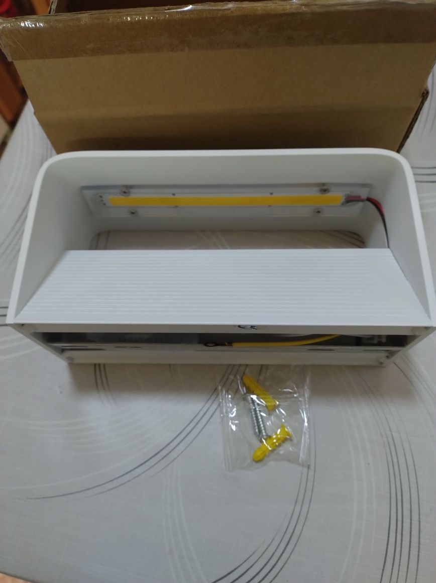 Aplica interior/ exterior case birouri spatii comerciale 8w