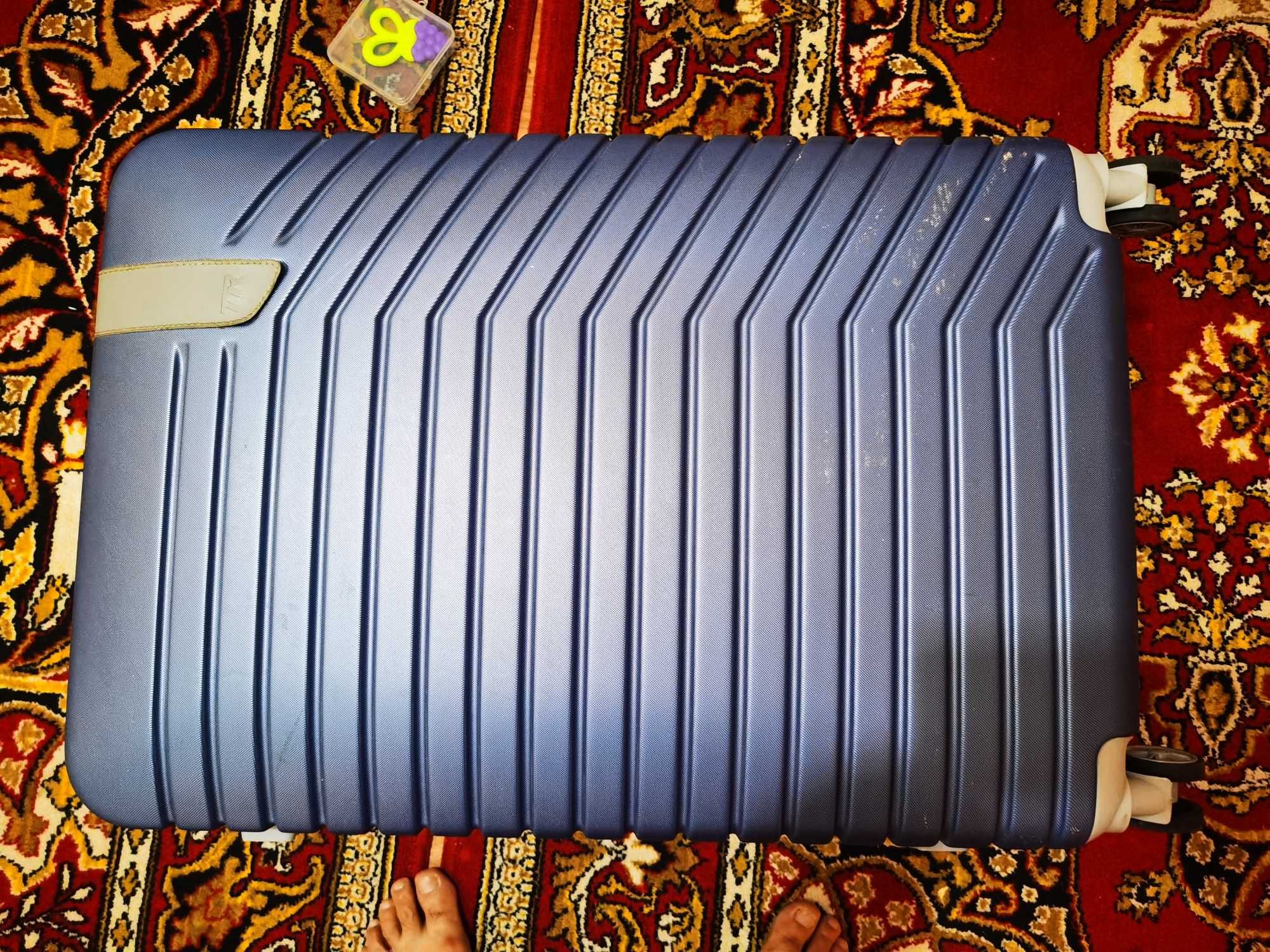 Продам чемодан  синего цвета