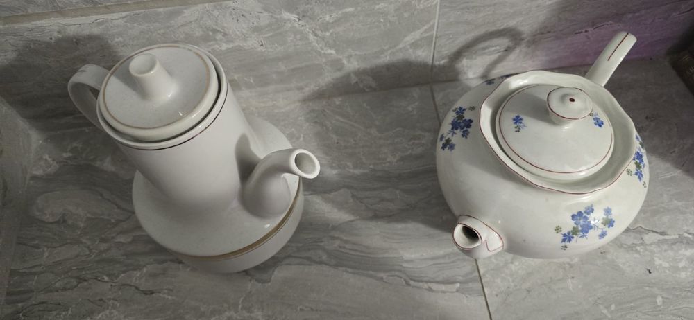 Порцеланов чайник в две разновидности