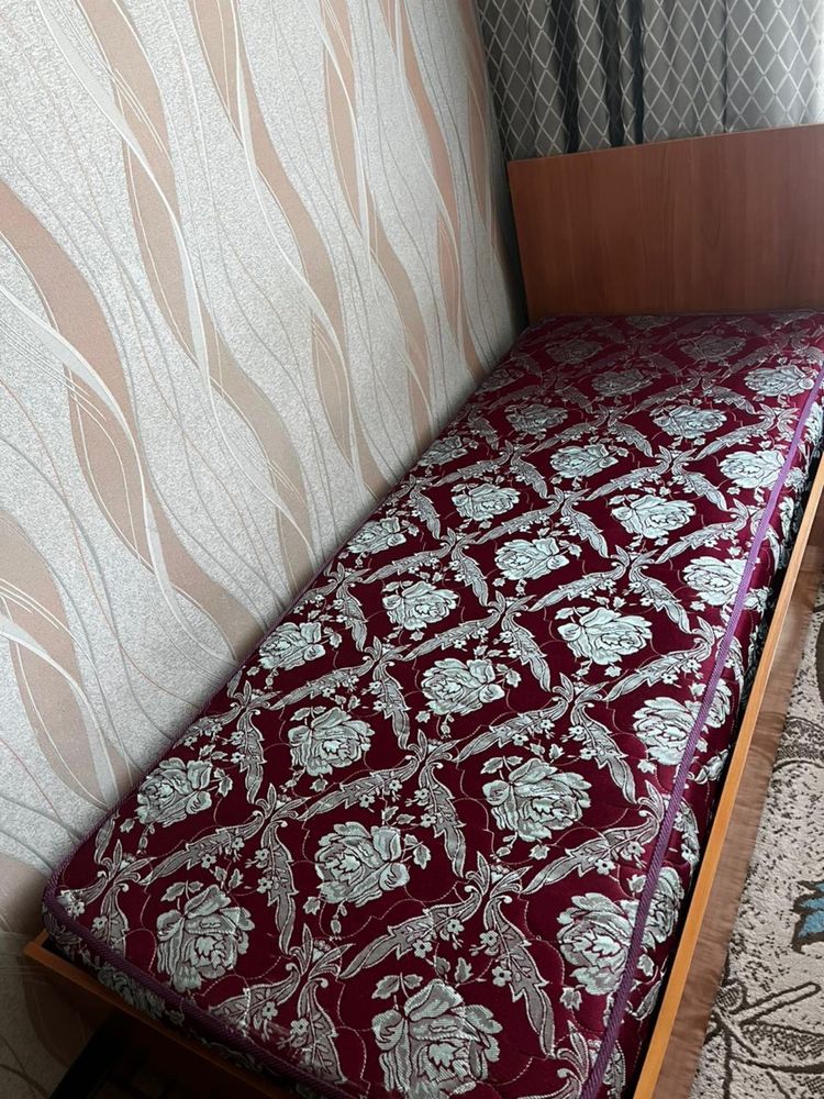 Продам две одноместные кровати с матрасом