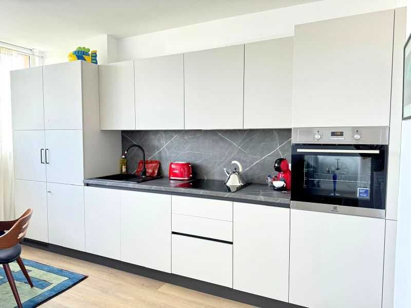 Дава се под наем Едностаен апартамент в Бургас, Център - 49 кв.м за 438.6 € - Снимка #1