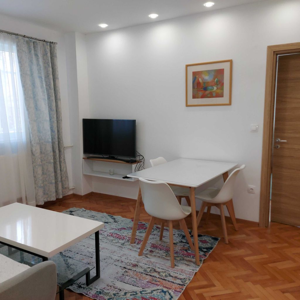 Дава се под наем Тристаен апартамент в София, Оборище - 70 кв.м за 816 € - Снимка #1