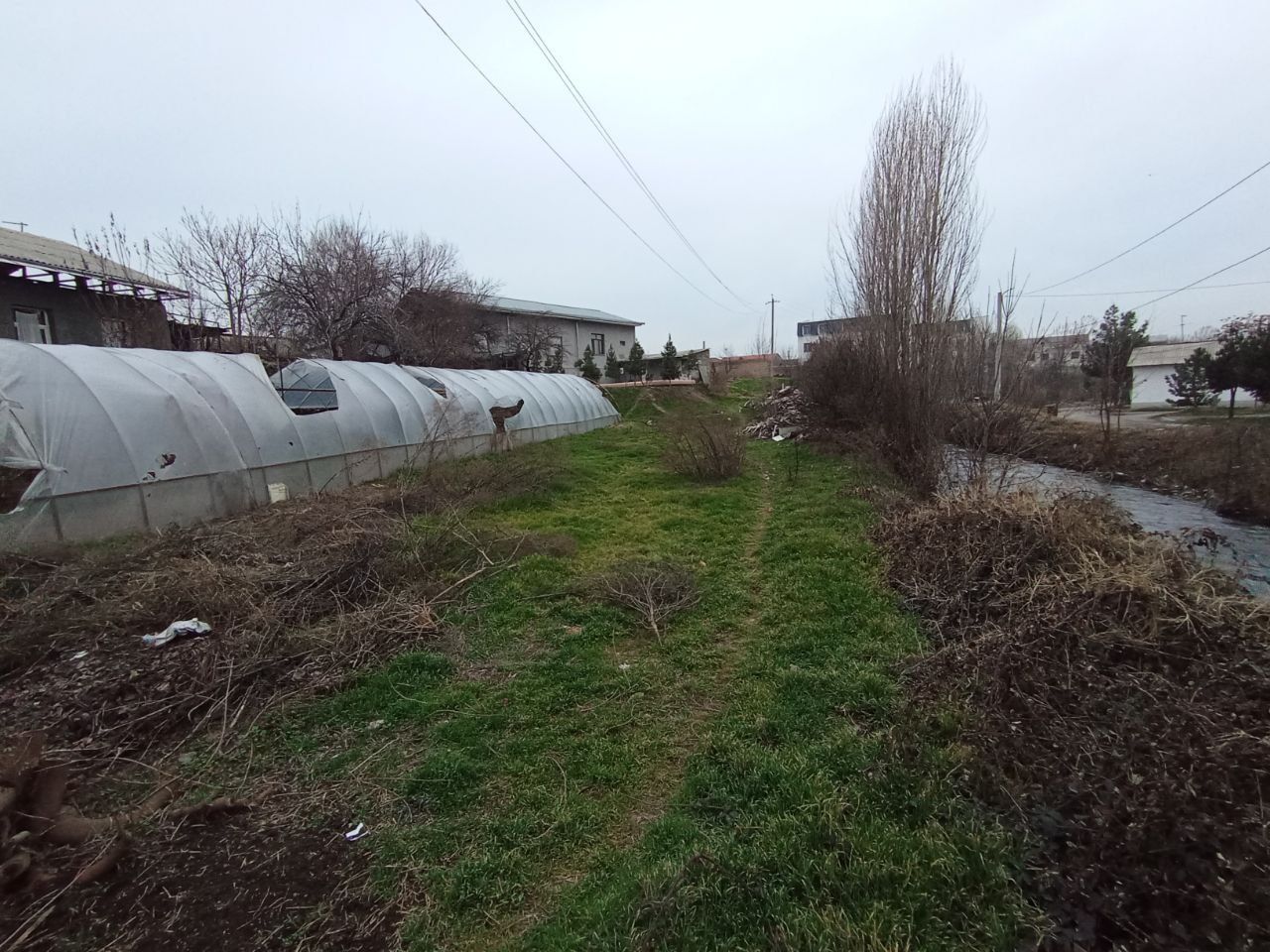 Srochna yer sotiladi  qolgan malumotla telda