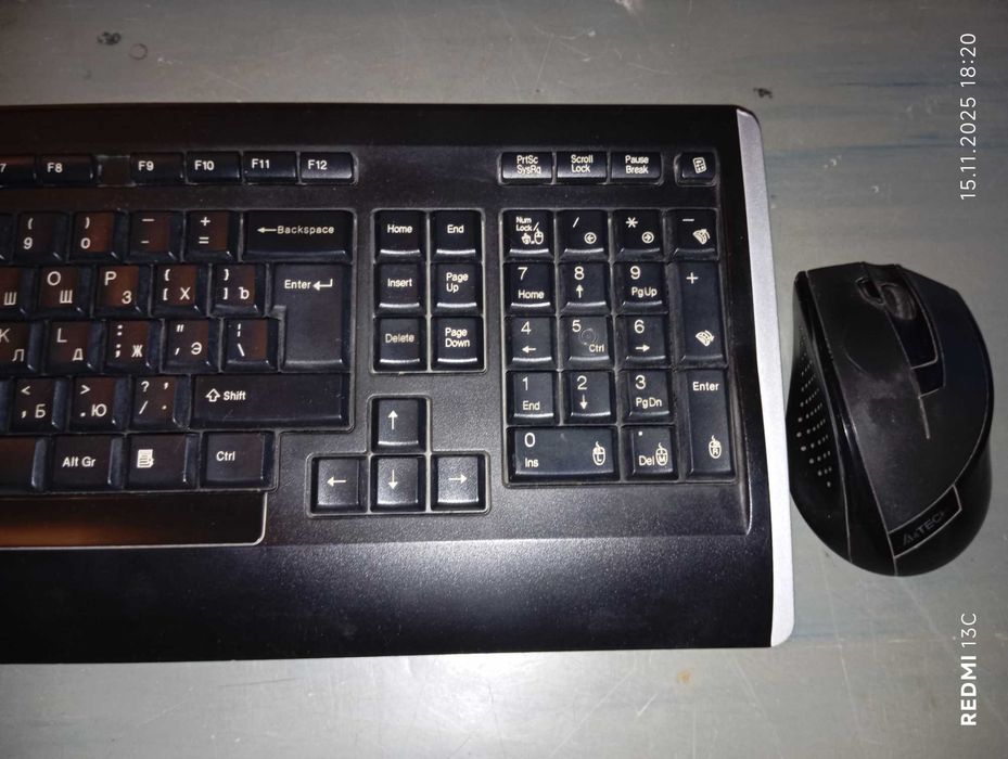 Продаётся комплект без проводная клавиатура и мышка