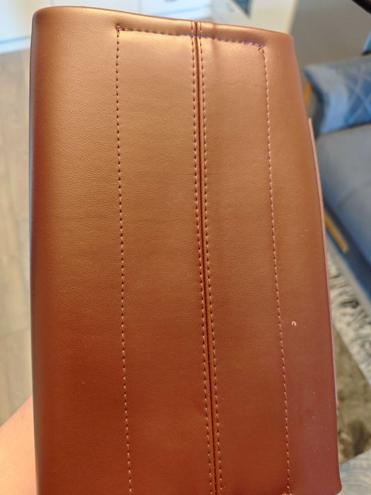 Продавам чанта, изработена от еко кожа.