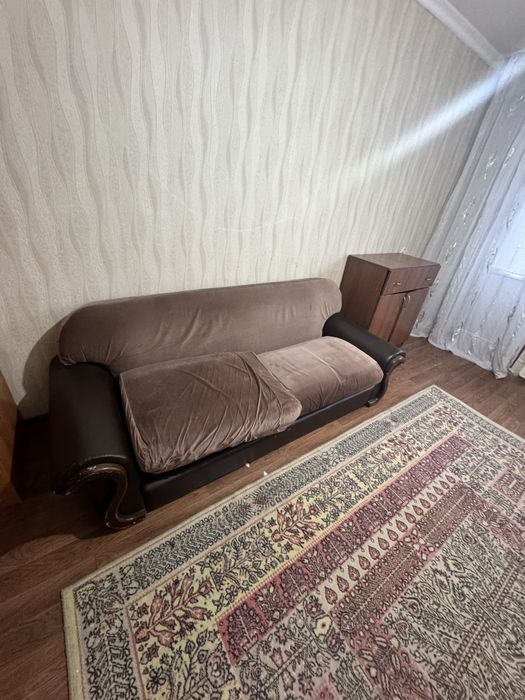 Продается диван  средном состояний