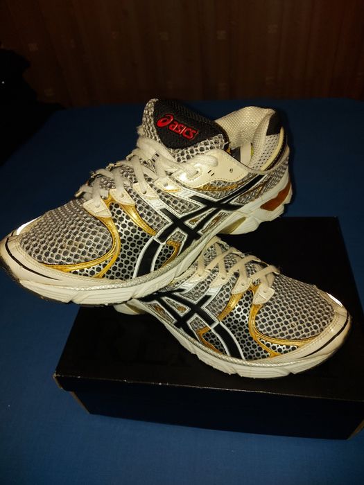 Vind adidasi originali foarte buni calitativ