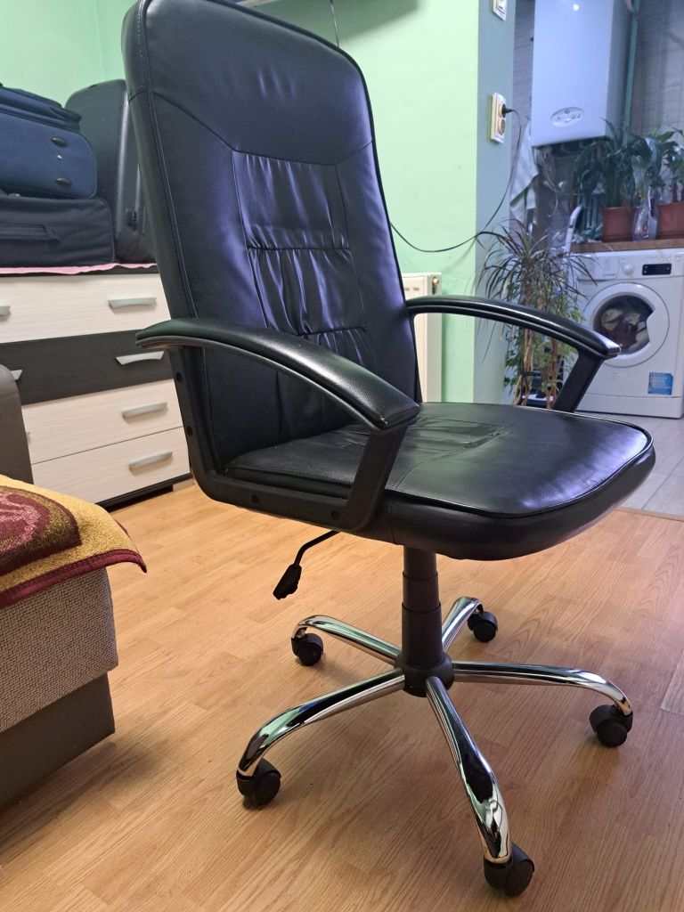 Vând scaun de birou ergonomic ,directorial, înălțime reglabilă, negru