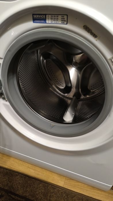 пералня със сушилня комбинирана Hotpoint Ariston с шум в лагера