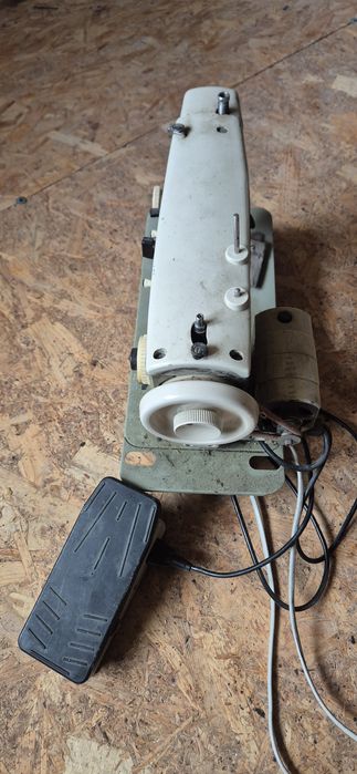 Masina de cusut Nuova Zig Zag provenienta Italia masina este electrica