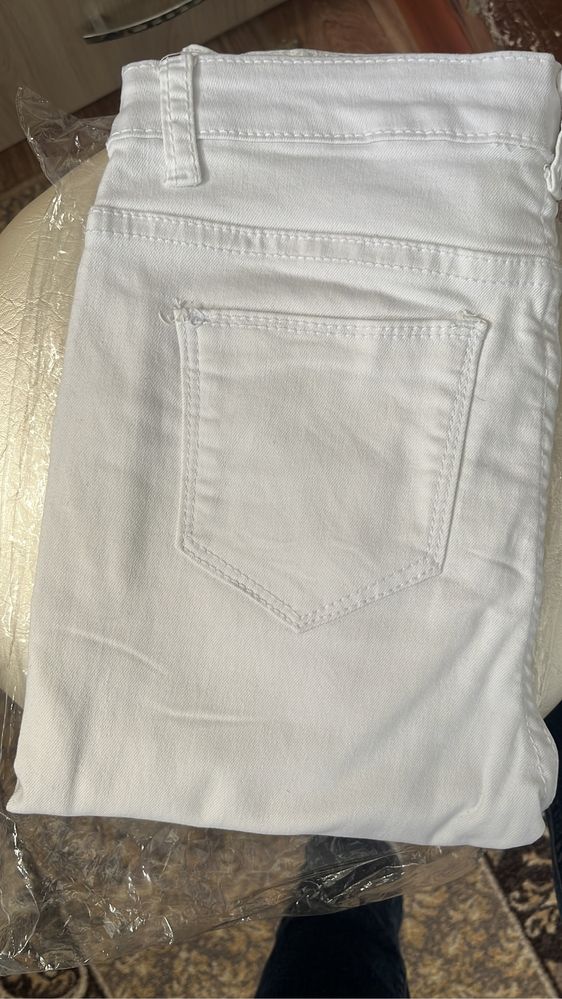 Продам джинсы белый размер 42