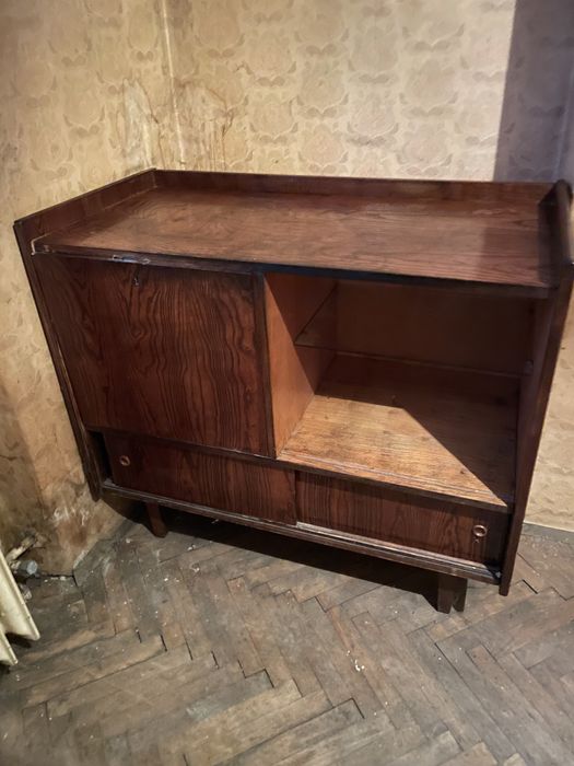 Продавам дървена маса и шкаф