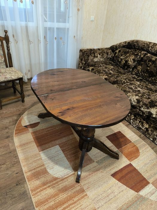 Масивна маса със столове и удобен диван- канапе