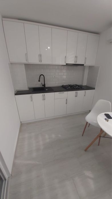 PF . Inchiriez garsoniera