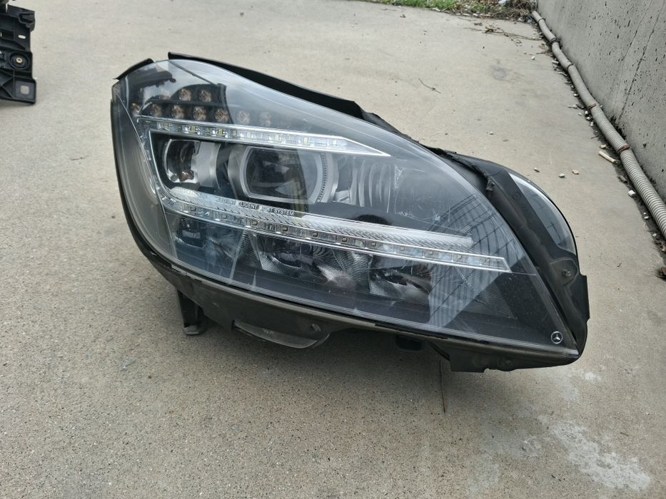 Десен фар Mercedes-Benz