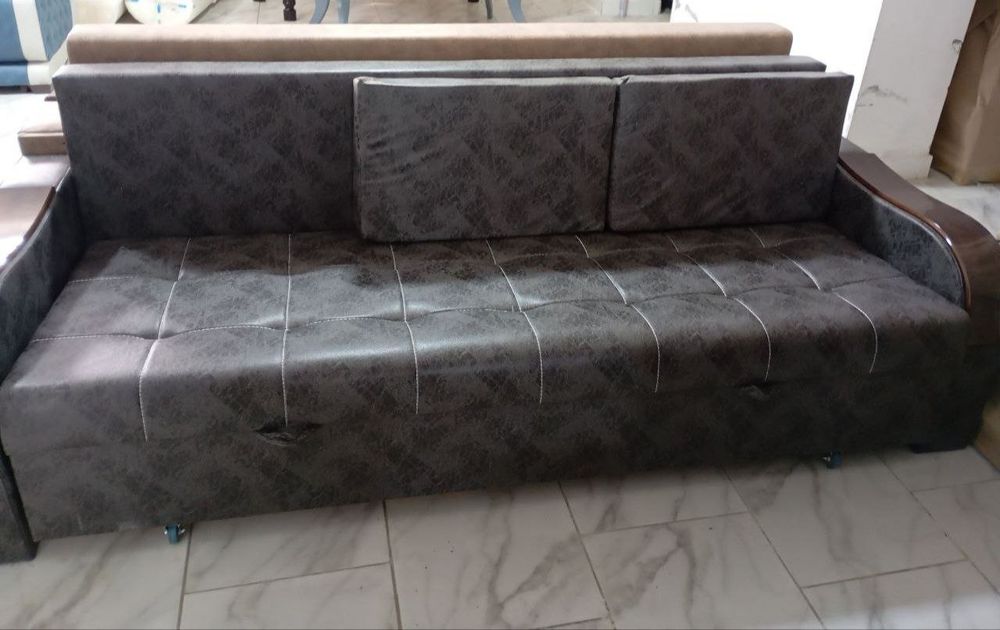 Сдаётся новая 1 ком квартира на 3 этаже с новый обстановкой Семье 
Дом