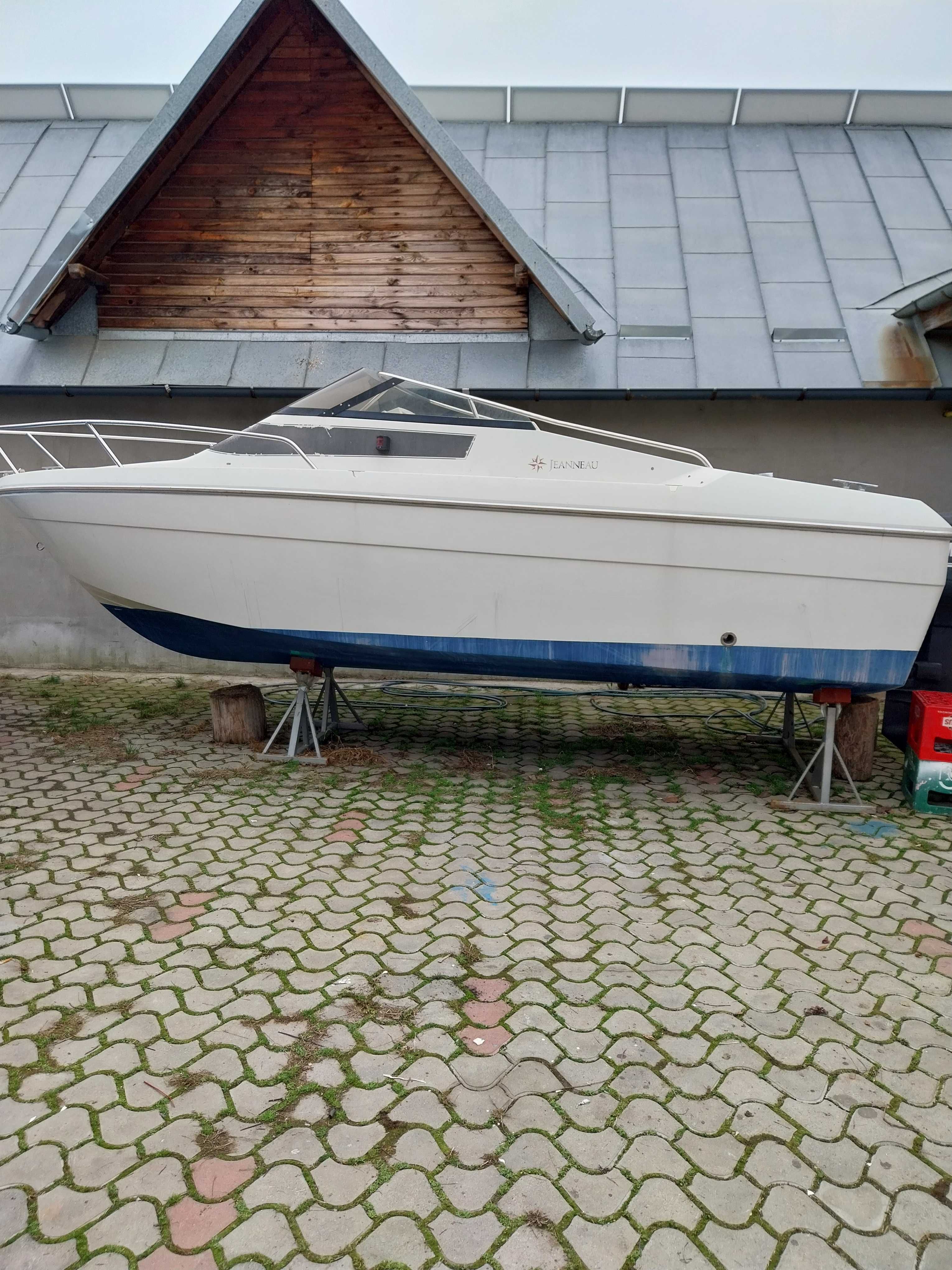 Cabinata Jeanneau Leader