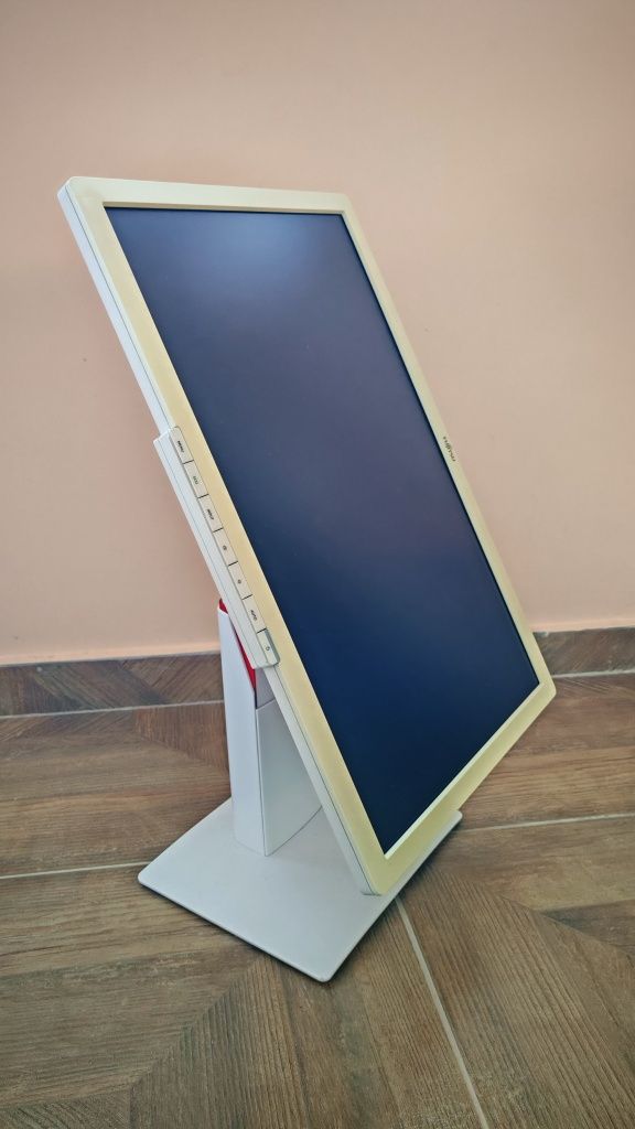 Fujitsu B22W-7 LED в комплект с кабели, клавиатура и мишка