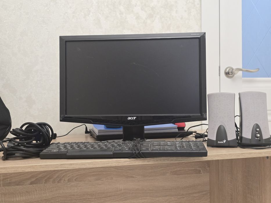 Монитор, клавиатура, колонка и проводы