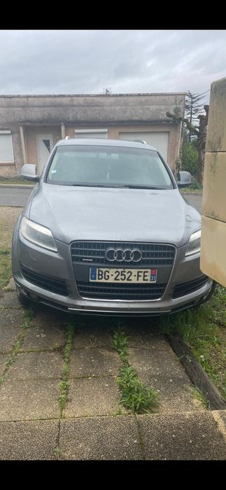Masina Audi Q7 gri
