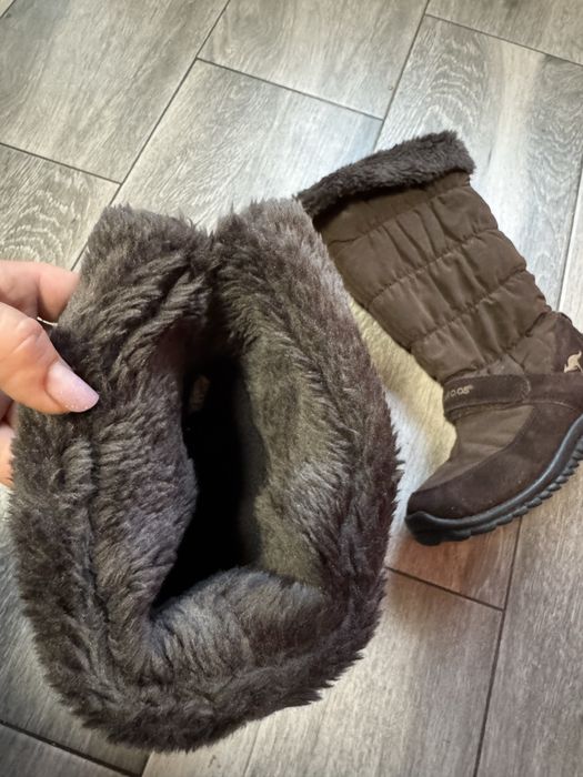 Vand doua perchi de cizme