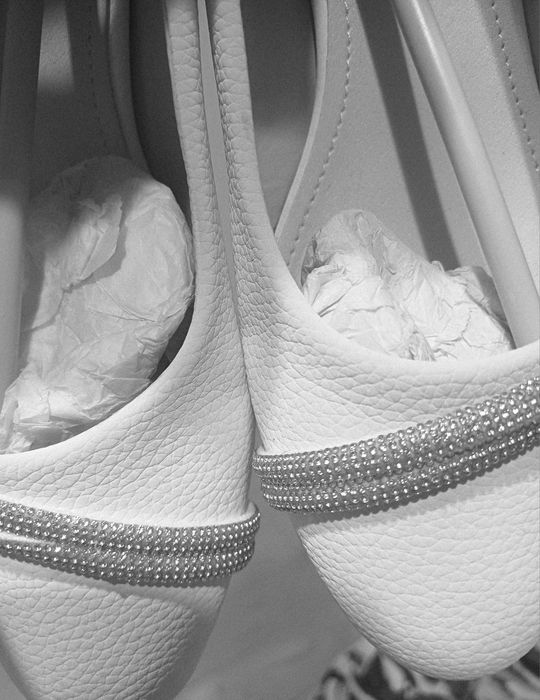 Vând pantofi noi,piele