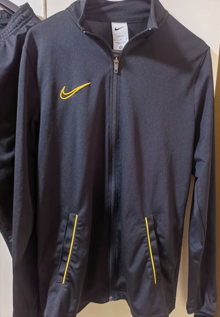 Nike - мъжки футболен екип + шорти