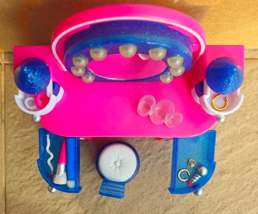 Masa de machiaj pentru papusi cu oglinda si accesorii tip LOL SURPRISE