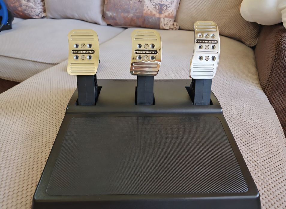 Volan Thrustmaster T150 cu pedale metalice