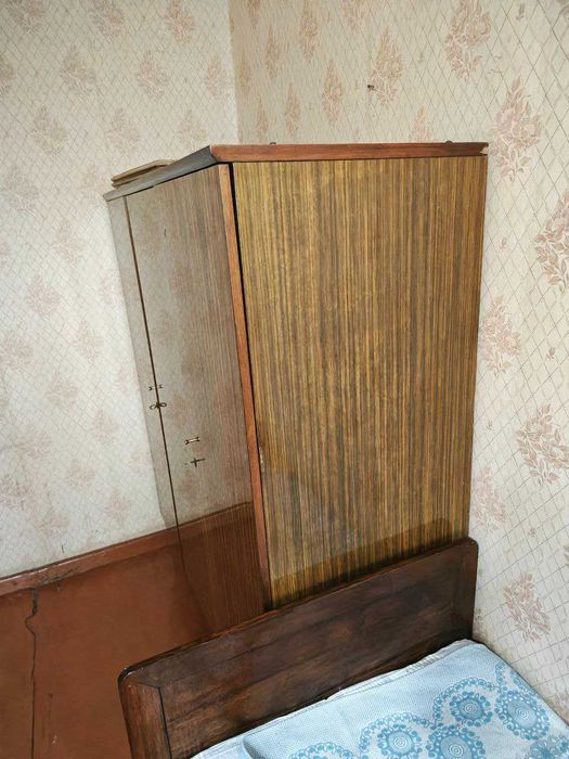 Продаю советский шкаф трехдверный.