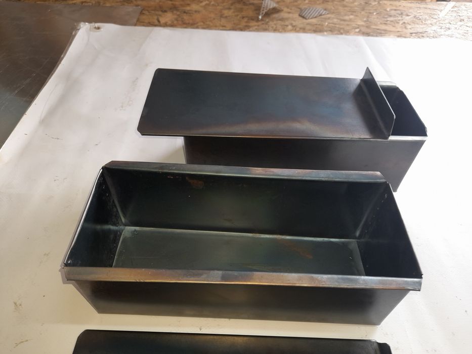 Tăva pentru copt pâine toast cu șină și capac culisabil .