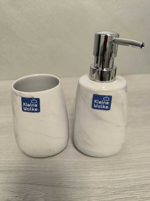 Дозатор за течен сапун и чашка