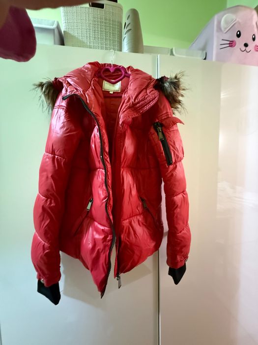 Vând geaca roșie fontana